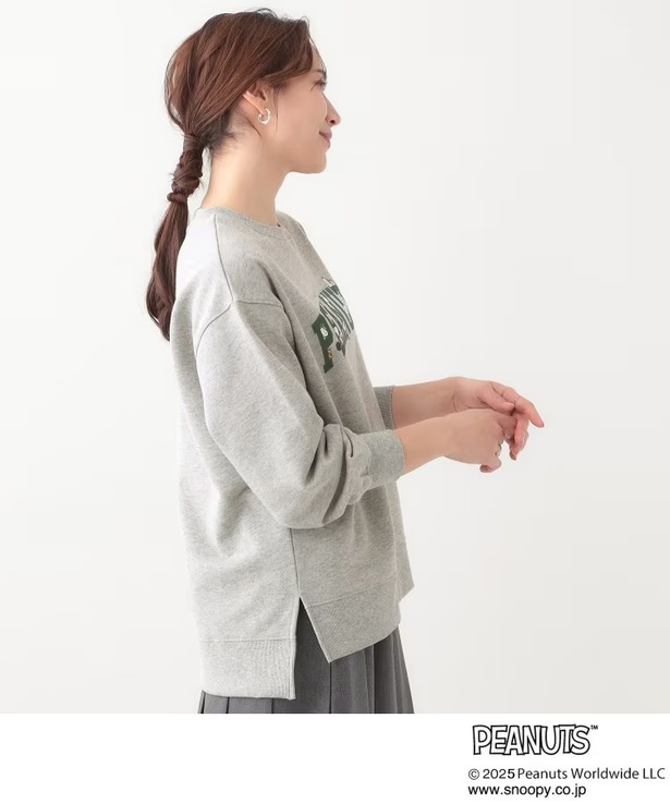 グレー