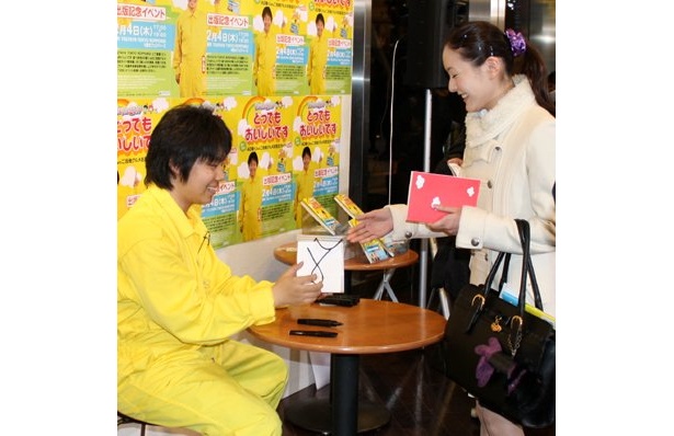 【写真】握手会でプレゼントを受け取りはにかむ堀くん。他、貴重な“AD堀くん”フォト