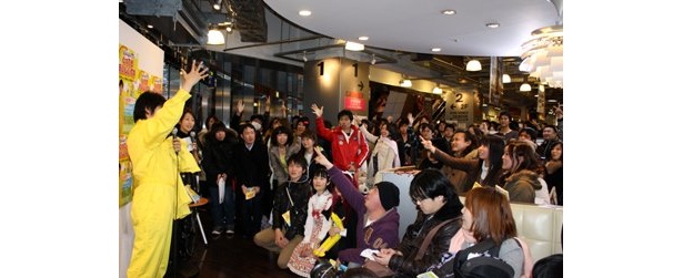 番組当初着ていた“初代つなぎ”を1人にプレゼントするジャンケン大会