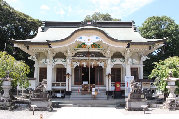 独特な色使いが目をひく、武雄神社の本殿