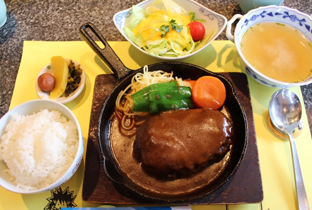 ライおンのおすすめメニュー「ハンバーグセット」(税抜1600円)。ライスまたはパン、サラダ、スープ、ソフトドリンクが付き、大満足のボリューム！
