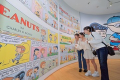 天井から床まで大きくデザインされたイラストやコミックが迫力満点！