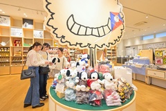 ブラウンズストアでは2025年3月8日より、新企画展「ピーナッツ・ギャングのスクールライフ」連動商品や、大人気のぬいぐるみコスチュームなどに新しいグッズがなんと約100点登場