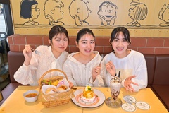 ボリューム満点＆見た目も華やかなメニューに目を輝かせる3人