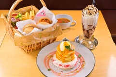 (写真手前より時計回りに)「ビーグル・スカウトのタワーパンケーキ ※メニューカード付き」(1600円)、「Joe Cool のSCHOOL LIFE ランチバスケットセット スープ付き ※メニューカード付き」(2750円)、「ビーグル・スカウトのマシュマロスモアミルクセーキ ※メニューカード付き」(1034円)