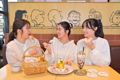 「3人なら、いろいろ注文してシェアして食べられるのがうれしいね！」と口をそろえた