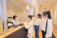 チェキ(TM)貸し出しサービスは学生2名以上の来館で受けられる(学生証の提示が必要)
