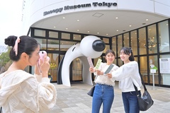 3人分のコミックチケットを掲げて、さっそくパチリ！