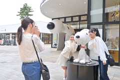 「楽しい～！でもここで撮りすぎると、館内で撮れなくなっちゃうから気を付けないと！」と栞菜さんの忠告で、館内へ