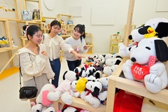 展示品のほとんどがファンからの寄贈品と聞いて「私が持っているスヌーピーのぬいぐるみも寄付したいな！」と理沙さん