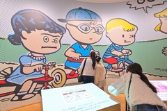 展示を眺める心乃華さんと理沙さんを、栞菜さんが後ろから隠し撮り！