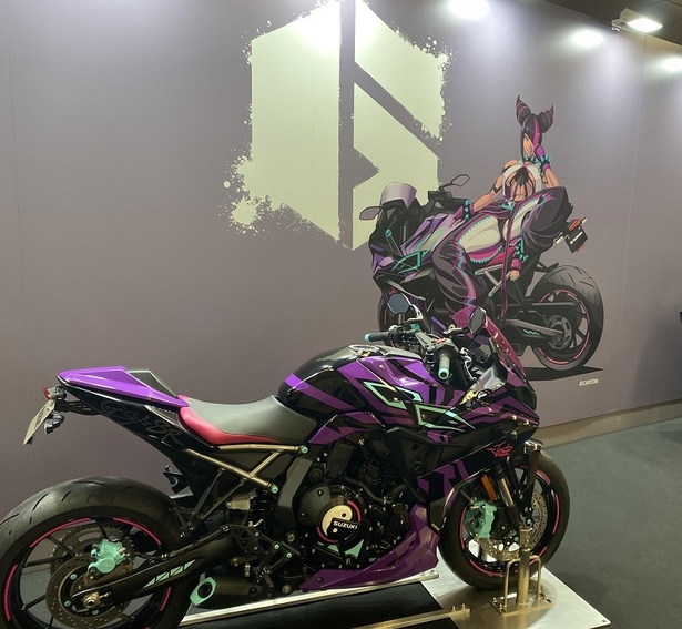 スズキとのコラボバイクが2階に展示。フォトスポットになっており行列ができていた