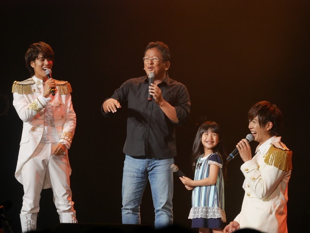 「キスできる餃子」の秦健日子監督(中央左)と子役の古川凛(中央右)もお祝いにかけつけた