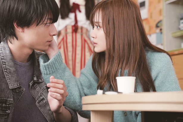 人気漫画『山田くんとLv999の恋をする』が、遂に実写映画化！山田と茜が見つめ合うドキドキの瞬間