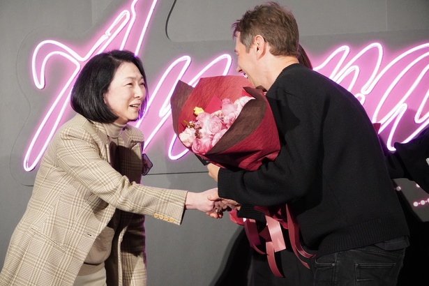 梶芽衣子が駆けつけ、花束をプレゼント！