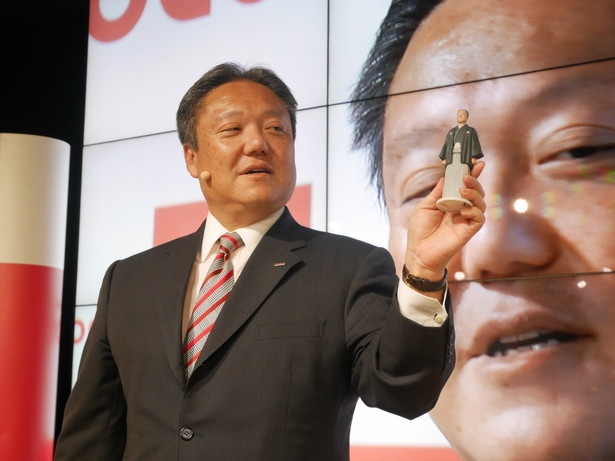 最新「Xperia」を使って作った自身のフィギュアを披露するNTTドコモ東海支社長・谷氏