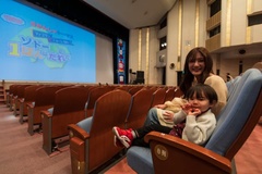 新作「ソドー島の1ばんはだれだ」の公演前の様子。ワクワクしているりく君