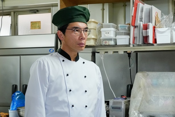 【写真】「死ぬほど愛して」でパティスリーのパティシエの小山田丈治を演じる片桐仁