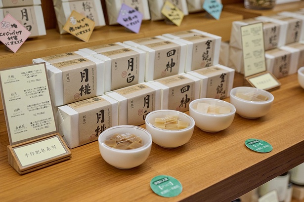 「ユアンソープ」は1番人気の「ヨモギソープ」(2530円)以外にも、「月桃ソープ」(2750円)や「ヒノキソープ」(3190円)、「レモンソープ」(2530円)など全部で17種類
