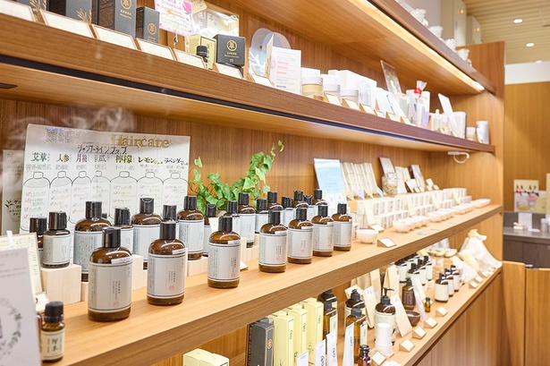 ユアンのヘアケアは「ヨモギスカルプシャンプー」(4510円)や「月桃ヘアトリートメント」(4620円)、「檸檬ヘアクリーム」(4620円)など充実のラインナップ