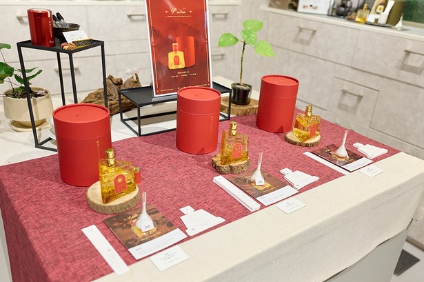 紅茶をベースにしたBLACK TEAシリーズは3種。(手前から)「韻香」(19800円)、「璞香」(18700円)、「耀香」(18700円)