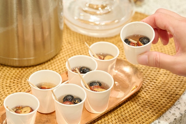 店頭にて試飲も可能。ほんのり甘いお茶に黒豆とライチに似たフルーツの龍眼、ナツメのしっかりとした歯ごたえに満足
