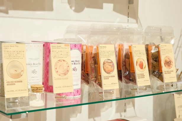「ANNIN BEAU-TEA」(3400円)、「BERRY BERRY ANNIN BEAU-TEA」 (3780円)、「HAW STICK」(850円)、「JUJUBE」(850円)、「DRY LYCHEE」(1300円)