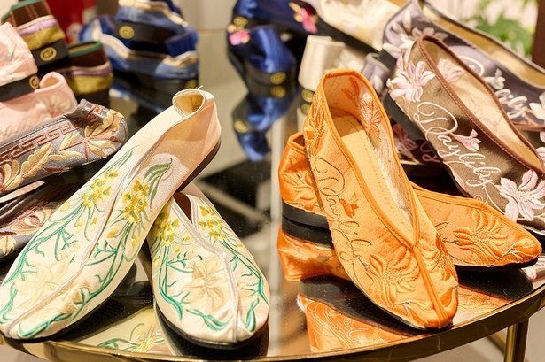 布製の刺繍入りチャイナシューズ(7480円)は外履きはもちろん、ルームシューズにもぴったり