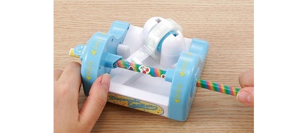 シールでデコレーションしたら、透明テープを巻いていく