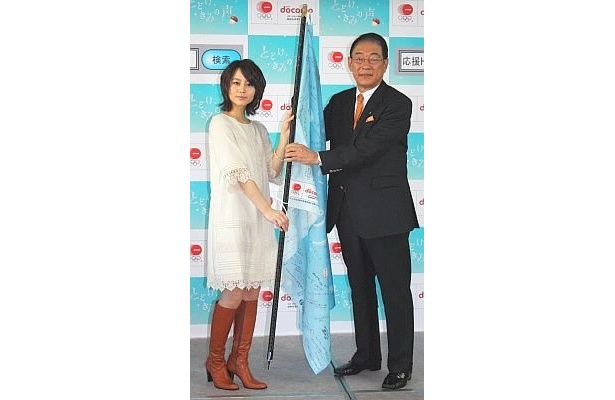 応援フラッグを贈呈