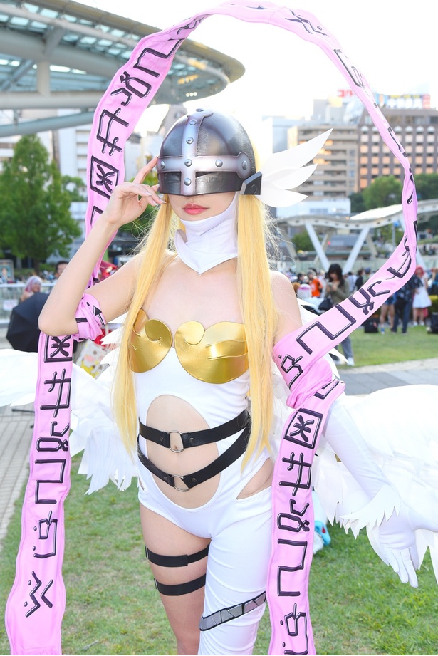 【写真を見る】全身の色味にもこだわり、「デジモンアドベンチャー」のエンジェウーモンに扮するうさこさん