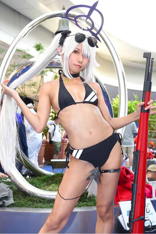 【写真を見る】「ブルーアーカイブ -Blue Archive-」銀鏡イオリの水着コスプレを披露する音琴ひつじさん