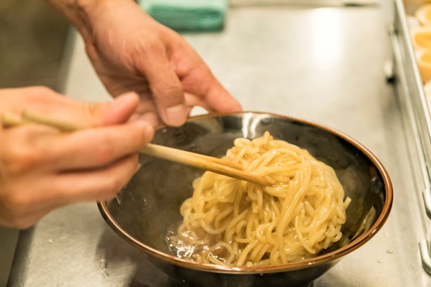 【写真を見る】茹でた麺に醤油ダレをよく絡ませたあとに出すので、味にムラがない