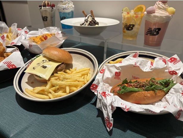 カフェではNBロゴがプリントされたチーズを挟む「ハンバーガー」(1500円)などが食べられる