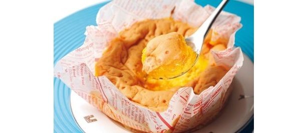 新鮮な卵黄をたっぷり泡立て、独自の火加減で焼き上げる｢半熟カステラ｣(1ホール1260円)