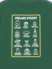 「KIDS(男女兼用)グラフィックT Sesame Street」(990円) カラー：DARK GREEN バックプリントデザイン