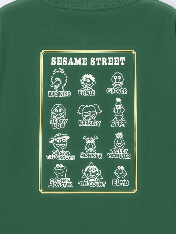 「KIDS(男女兼用)グラフィックT Sesame Street」(990円) カラー：DARK GREEN バックプリントデザイン