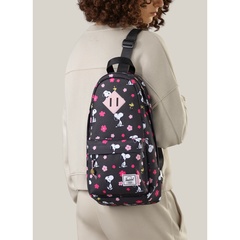 「Herschel Heritage Shoulder Bag スヌーピーチェリーブロッサムピンク」(1万1800円)カラー：ブラック