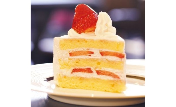 中も真っ赤に完熟した、とちおとめのいちごショート(494円)。甘く香り高 いイチゴと、スフレのようなスポンジの相性がベスト