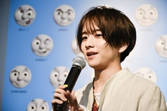 トーマスの顔が描かれたフォトスポットをバックに