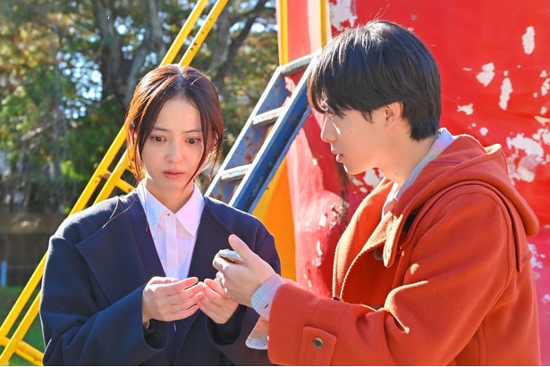 誠(井上祐貴)から麗奈(渋谷凪咲)の過去を聞く紗智子(佐々木希)