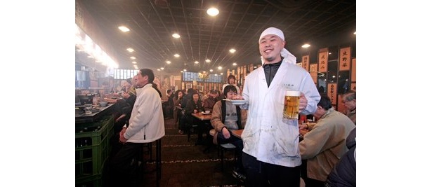 【写真】吉祥寺の「いせや」は午後1時でこの盛り上がり！　信じられます？