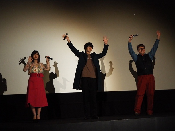 観客の声援に応える橋本環奈、山崎賢人、福田雄一監督