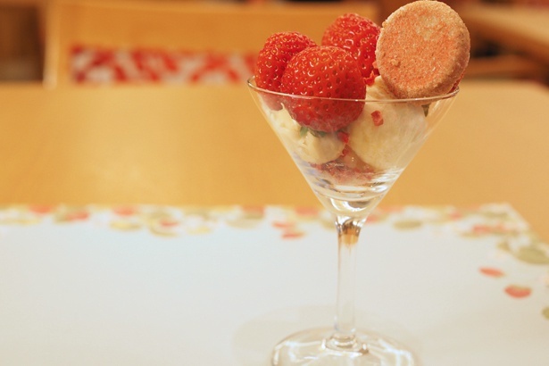 さまざまな食材を盛り付けて、オリジナルのパフェを作ろう