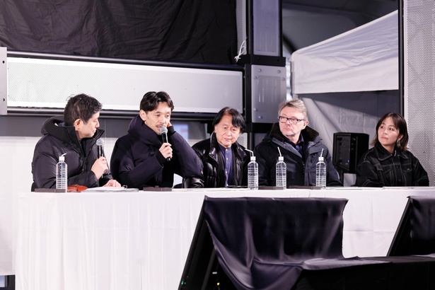 ライブビューイングでは、スペシャルゲストの3名がゲームを解説