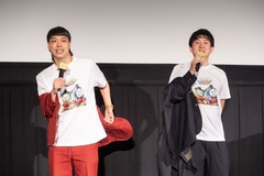 特製の“トーマスTシャツ”を披露したふたり