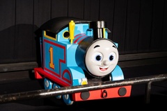 イベントには、きかんしゃトーマスとお笑いコンビのバッテリィズが登場！トーマスは度々、うれしそうに左右に揺れていた