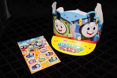 当選者にはトーマスの紙製サンバイザーとステッカーなどのノベルティが配布された