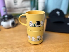 JOE KIND SNOOPYとPEANUTSのキャラクターたちが一緒にコーヒーを飲む様子が描かれた「PEANUTS スタッキングマグ イエロー 414ml」