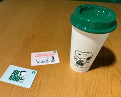 店頭販売アイテムの「スターバックス カード」(※2000円以上の入金で発行可能)と、「PEANUTS リユーザブルカップ ホワイト 473ml」(800円)